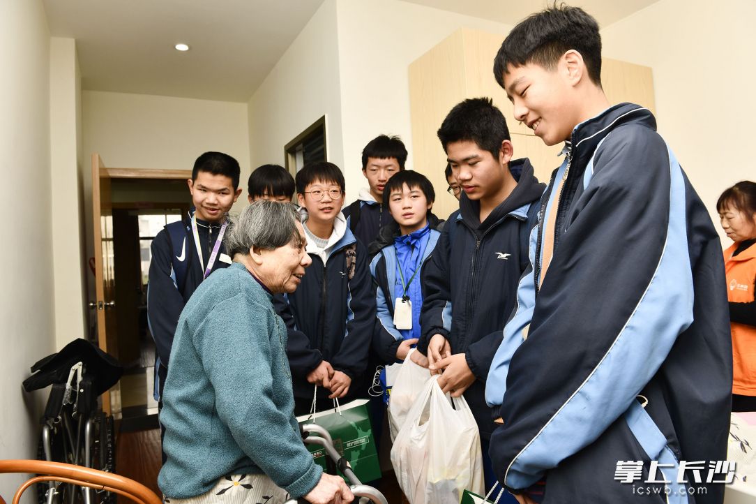 孩子们为老人们送来新春祝福和爱心物资。