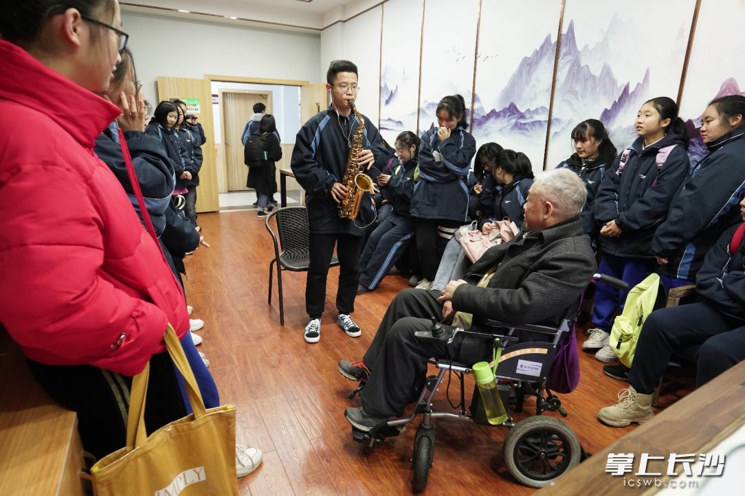 孩子们为老人们送来自编自演的文艺节目。