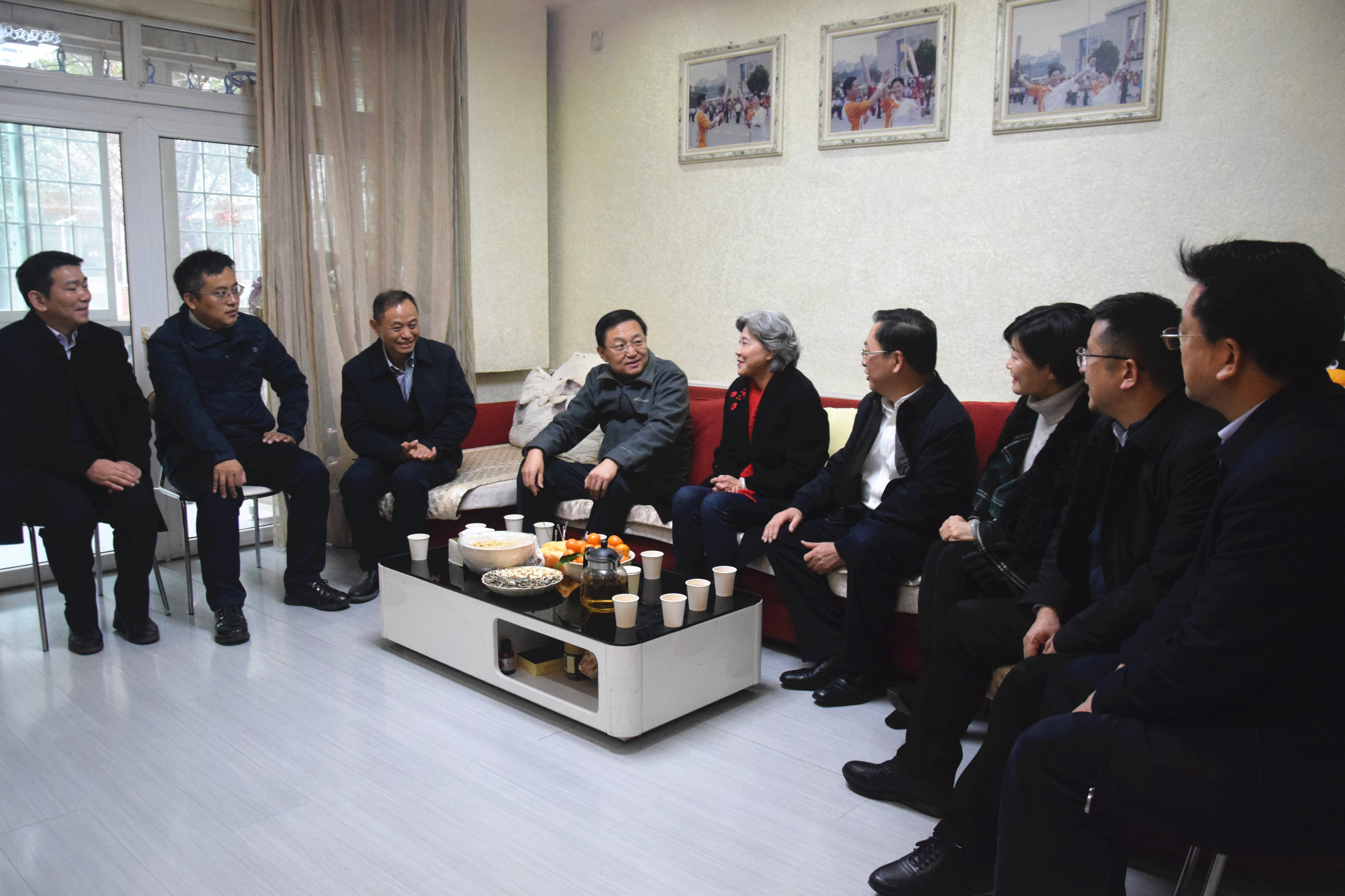 今日，受中宣部、中央文明办委托，中国共产党历史展览馆馆长、党委书记吴向东一行来长走访慰问第二届全国道德模范任菲莉及其家属。均为长沙晚报通讯员 刘俊 摄