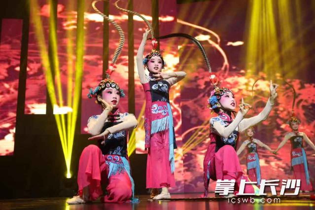 润龙社区联合岳麓区实验小学选送的《翎动》。