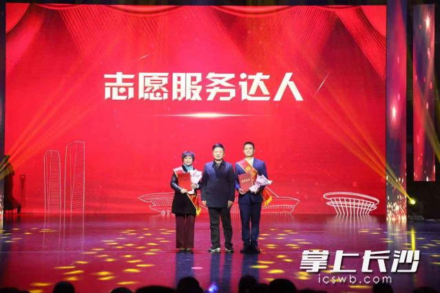 为“梅溪达人”颁奖。