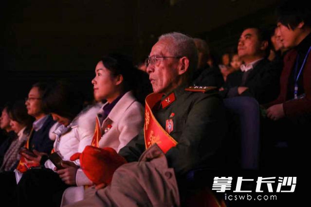 梅溪居民齐聚一堂。