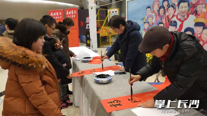 省文化馆的书法家现场为居民书写春联。均为长沙晚报全媒体记者　周小华摄