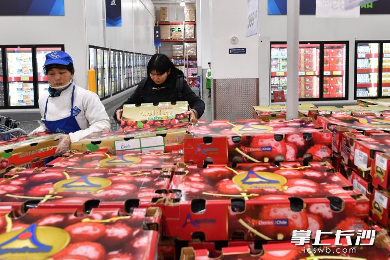 长沙人的年货清单里，新添不少进口商品。全媒体记者王志伟摄
