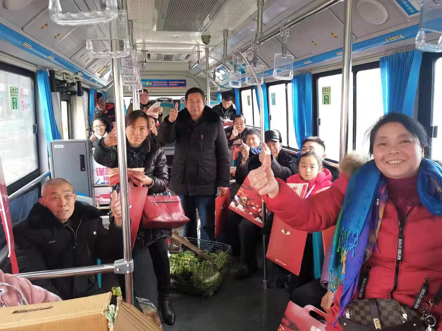 领取到精美的长行福袋，老乡们举手点赞。长沙银行供图