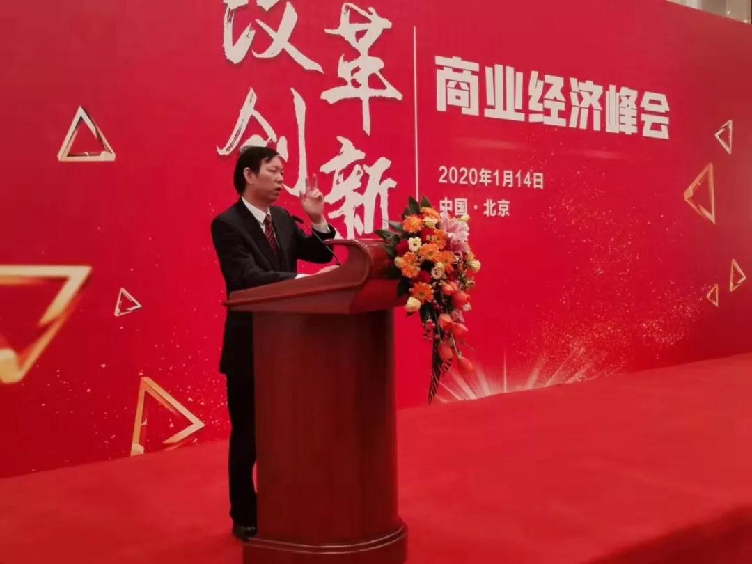 ▲第十一、十二届全国人大代表、中国商业联合会副会长、万家丽集团董事长黄志明发言