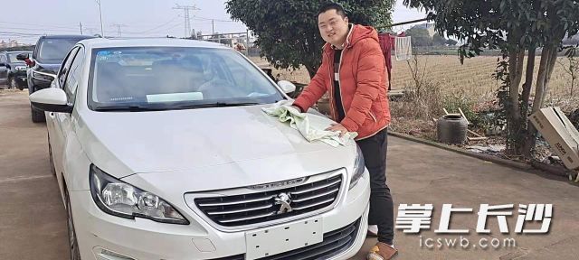 在扶贫工作队和爱心人士帮助下，何泽得以专心投入工作，为家里添置了小车。