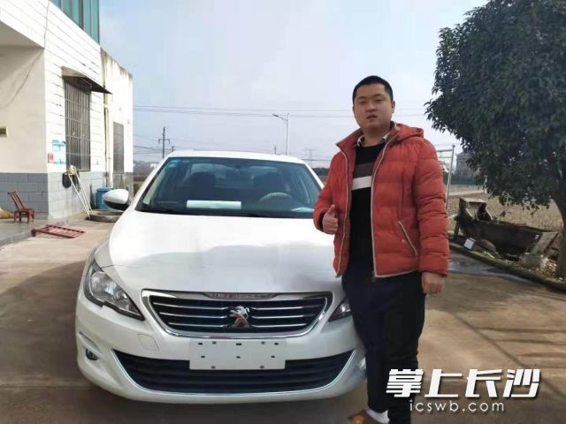 在扶贫工作队和爱心人士帮助下，何泽得以专心投入工作，为家里添置了小车。