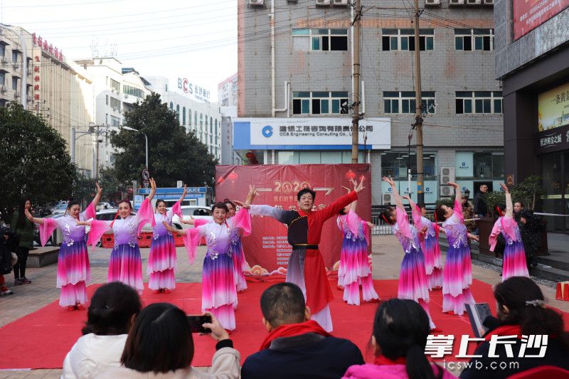 活动现场文艺演出精彩纷呈，居民唱主角，让大家乐开怀。 长沙晚报通讯员 朱佳俊 肖鹏 摄