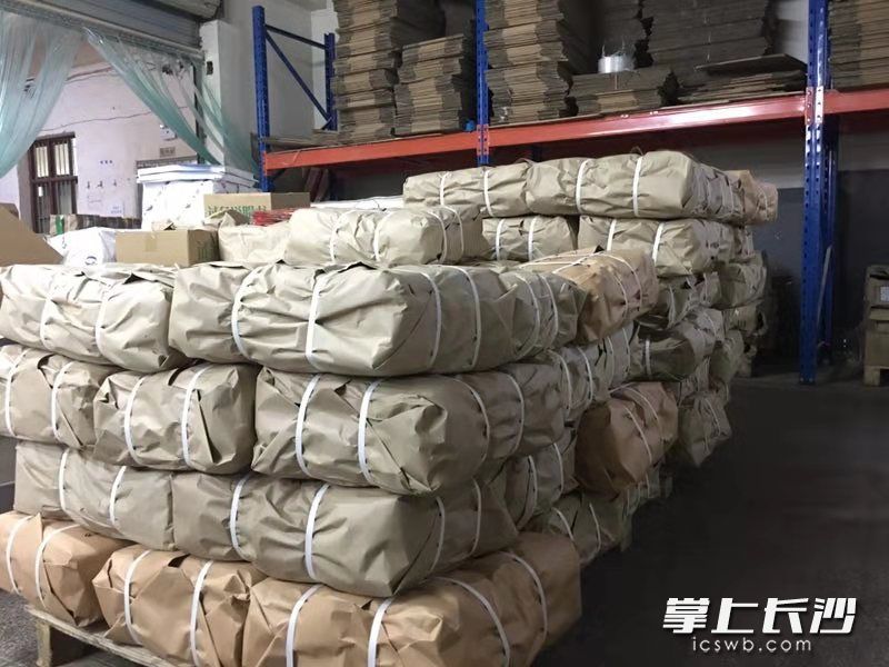 1月16日深夜，印刷完毕的“阳光福联”送抵长沙晚报发行中心。