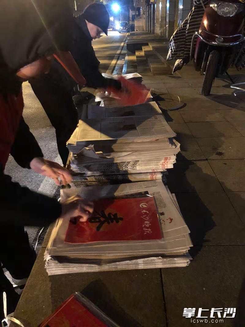 夹报对发行员来讲是项基本功，又快又整齐！