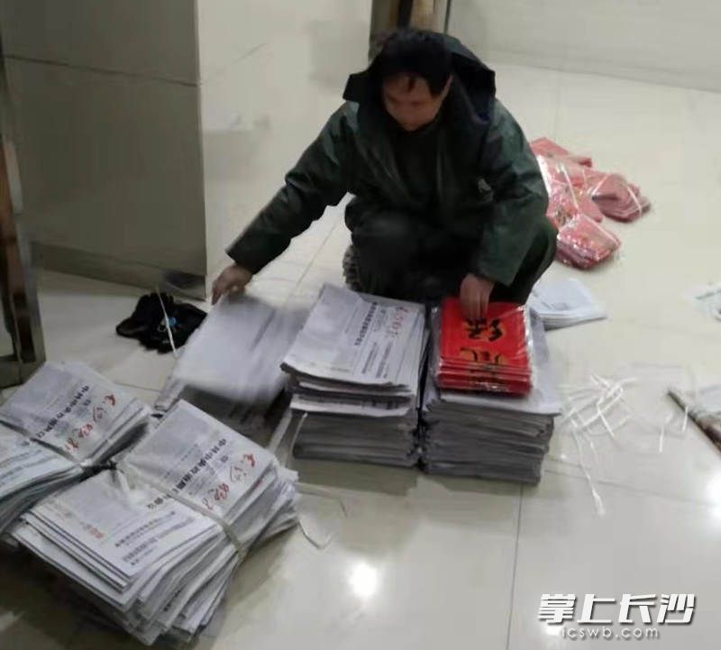 夹报对发行员们来讲是项基本功，又快又整齐！