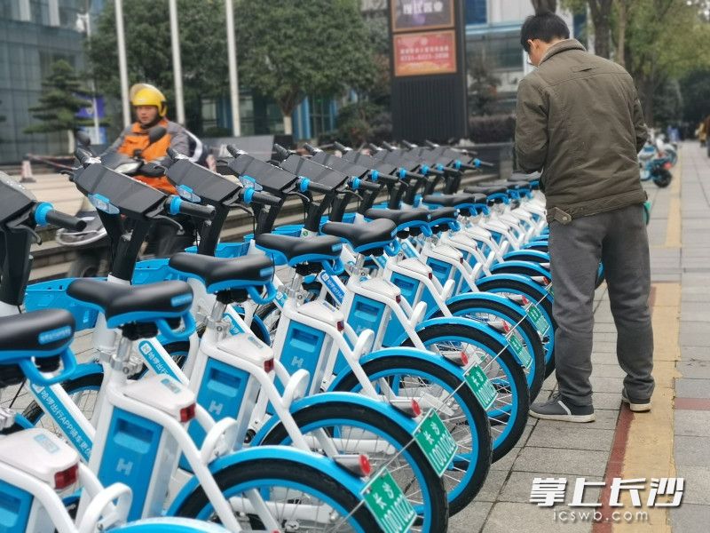 市民正在扫码首批共享助力车。