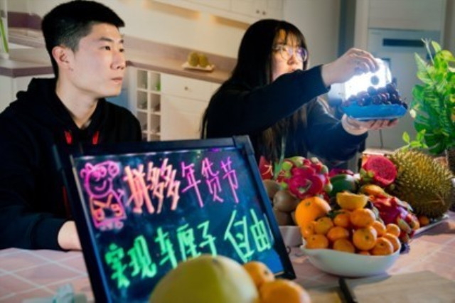 △拼多多头部商家华盛绿能直播卖水果，年货节期间总共卖出2000万销售额。他们往东北发各地特色水果，多了不少成本，但价格依然保持全网极致性价比。