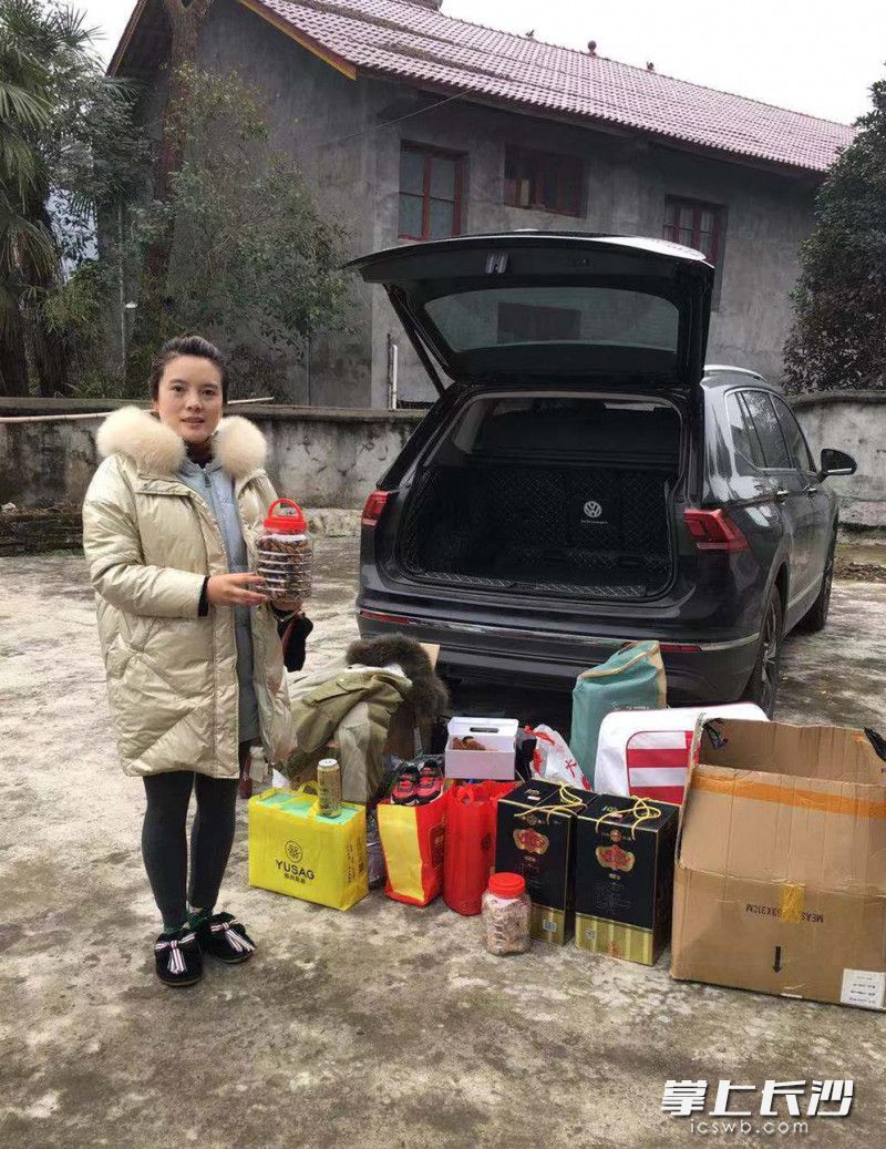 1月18日上午，邹女士带着一车箱满满的爱顺利回到常德老家。长沙晚报全媒体记者 邹麟 通讯员 邹彩萍 摄