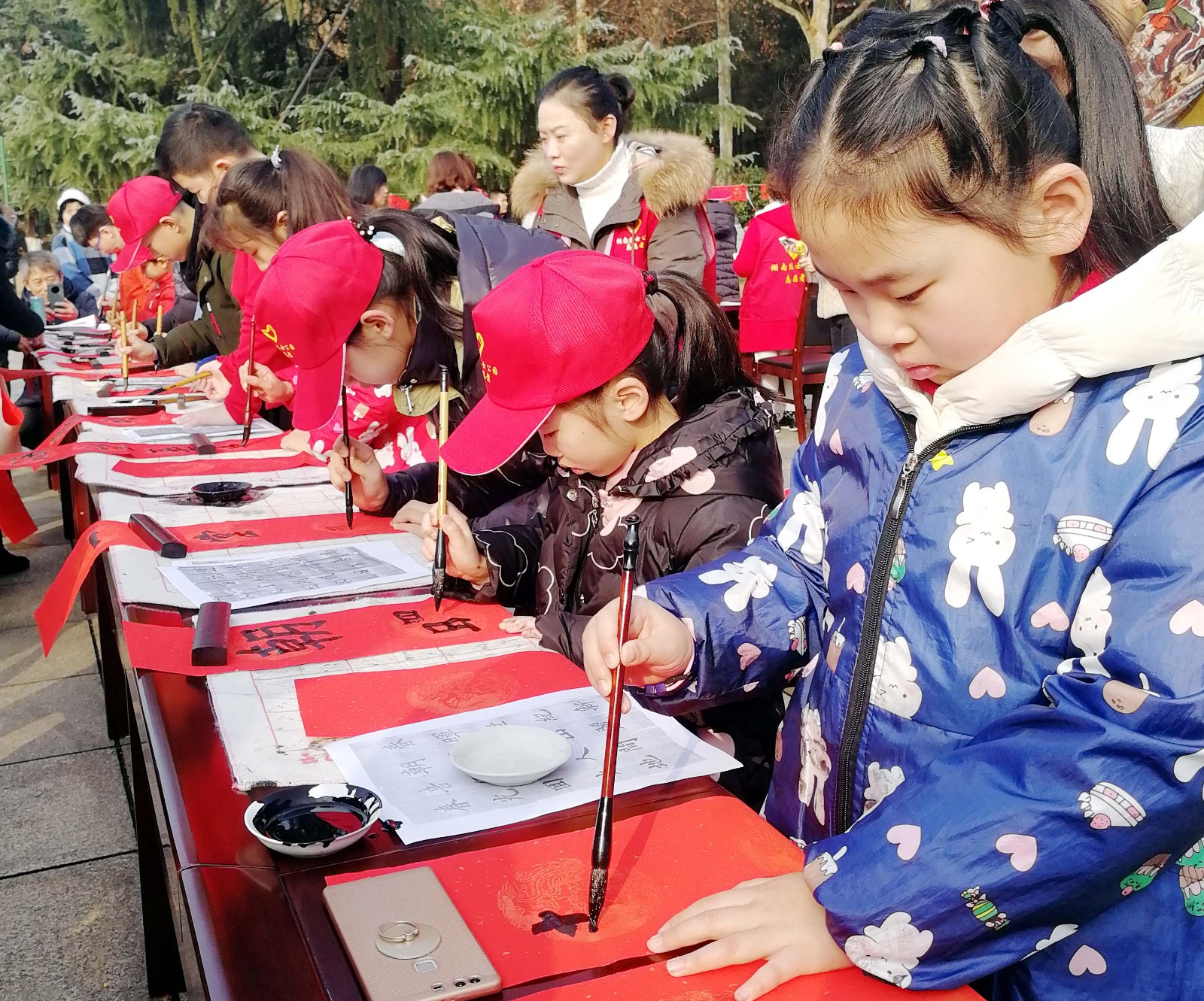 活动中，孩子们现场泼墨，书写春联、福字，为人们送去新年美好祝愿。长沙晚报全媒体记者 周柏平 通讯员李炼 摄影报道