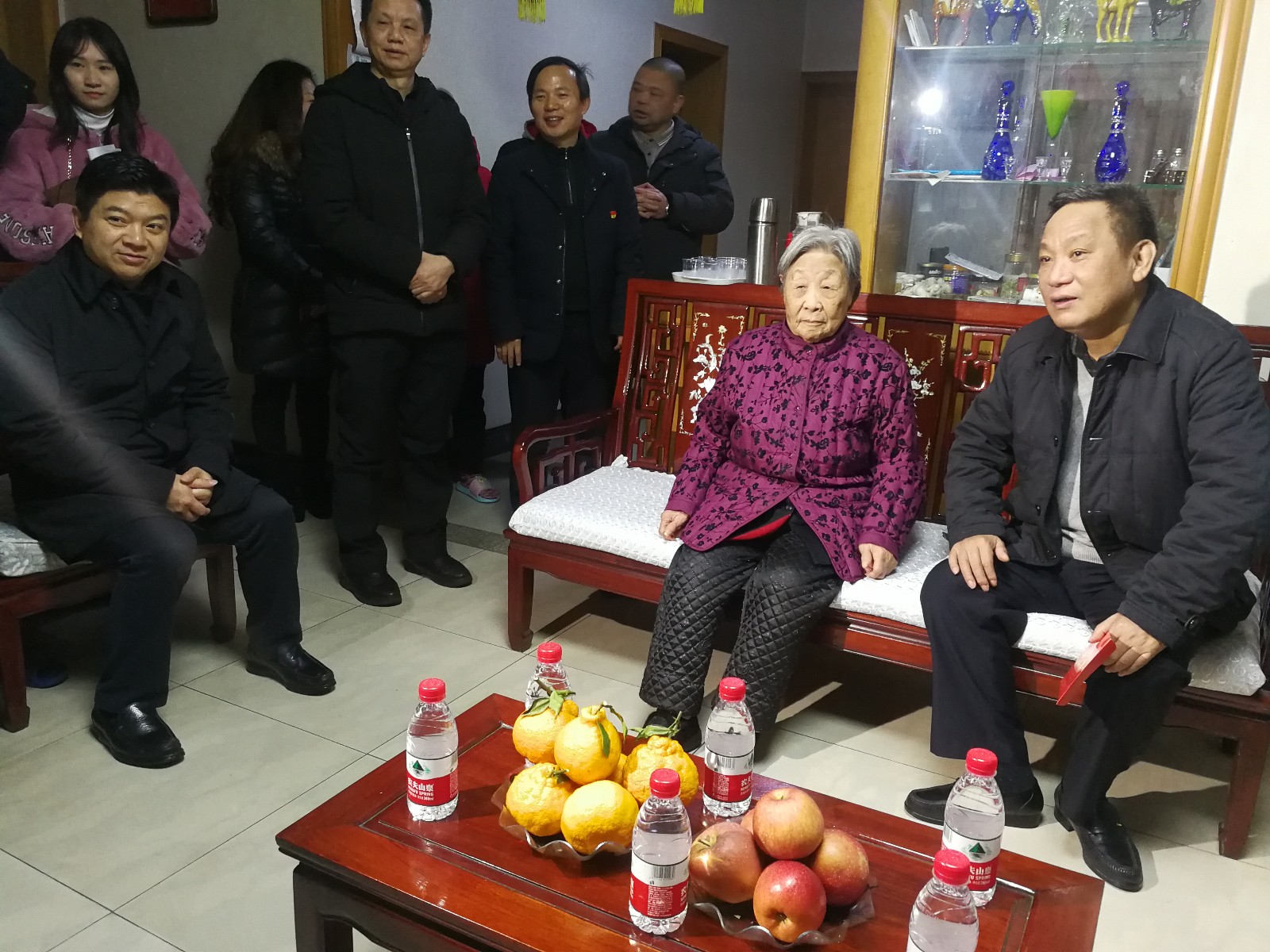 1月15日，市委常委、市委政法委书记钟钢（右一）来到湖南省老干部休养所，看望慰问优抚对象、在湘老复员军人李翠平。    长沙晚报全媒体记者记者  黎铁桥摄