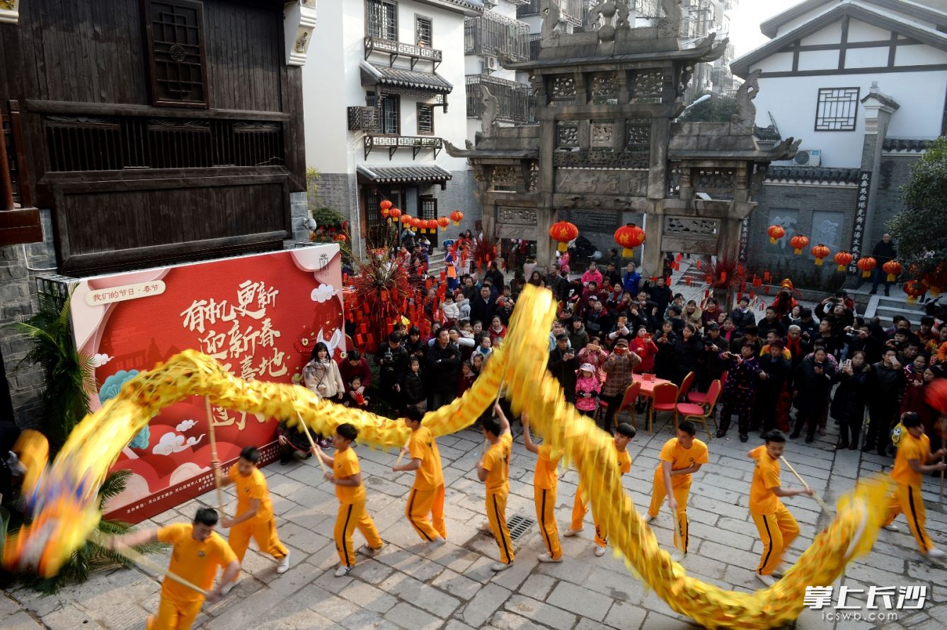 1月19日，传统中国龙在西文庙坪舞出浓浓年味。长沙晚报全媒体记者石祯专摄