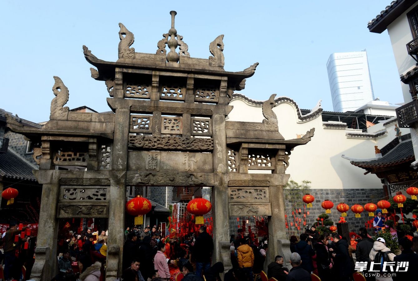 始建于明代的西文庙坪牌坊饱经沧桑，像一位历史的老人沉浸在浓郁的新年氛围中。长沙晚报全媒体记者石祯专摄
