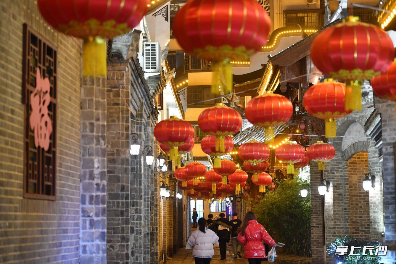 19日晚，登隆街灯会现场，绚丽的光影、地道的民俗、传统的风味令现场市民深深沉醉。据悉，灯会将一直持续到元宵节。长沙晚报全媒体记者 王志伟 摄