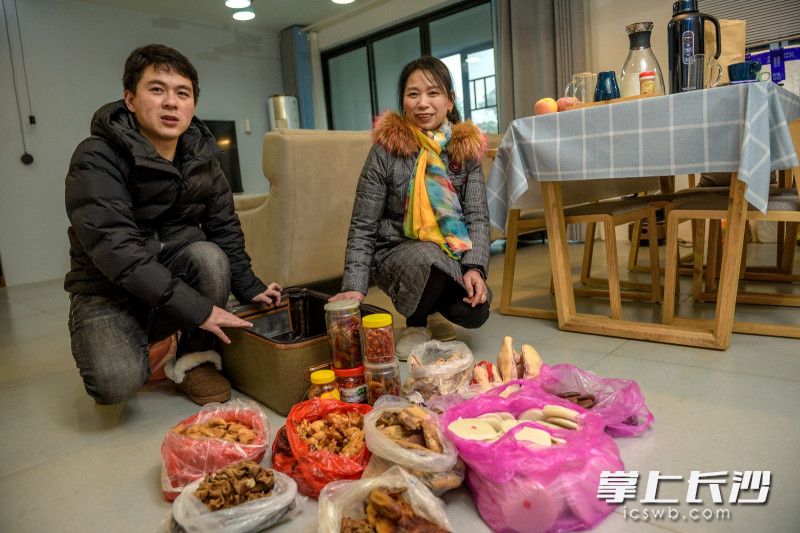 反向春运来到儿女工作的城市过年，成为越来越多父母的选择。

