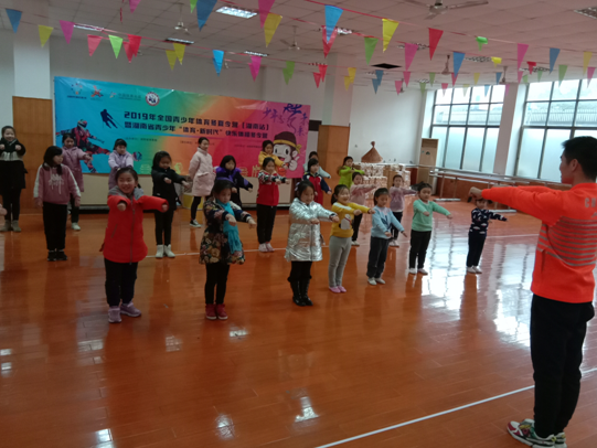 教练教授基本体操动作。主办方提供