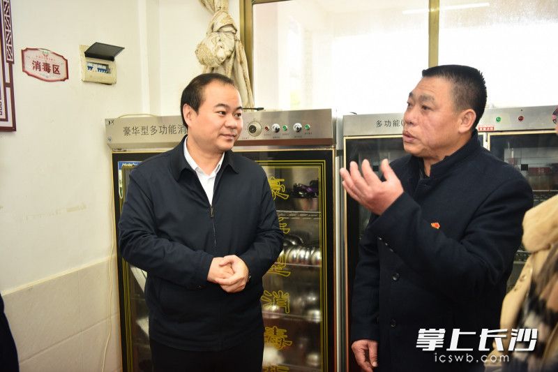 在浏阳市社港镇敬老院，朱健向相关负责人了解老人们就餐、住宿等情况