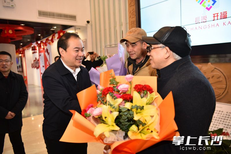 朱健看望慰问道德模范