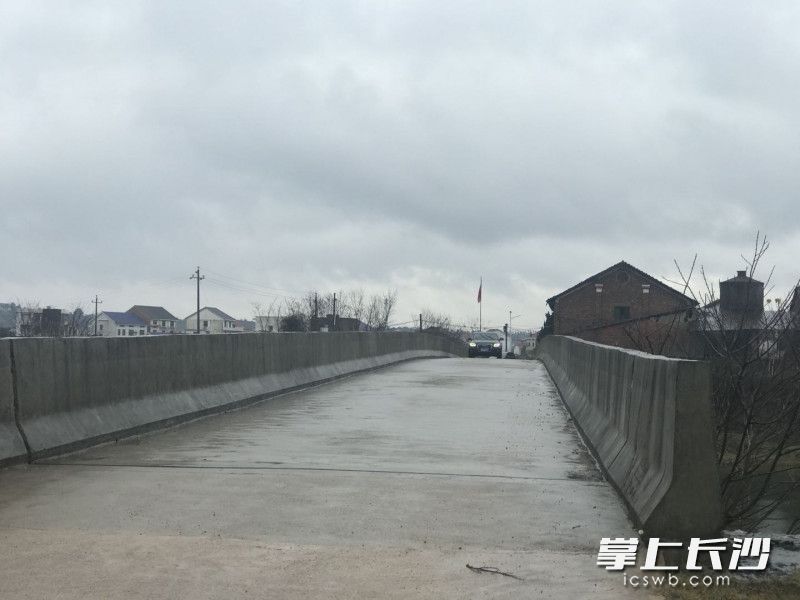 家乡河上的危桥也修成了水泥桥。长沙晚报通讯员 颜其麦 摄