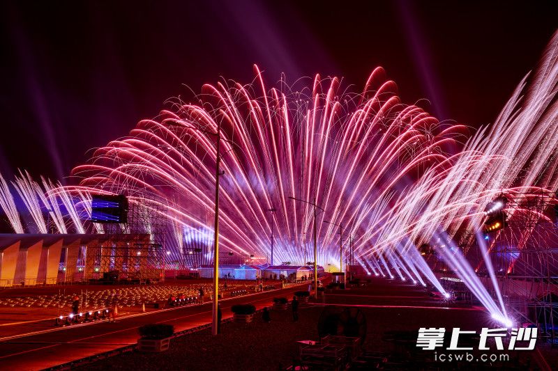 浏阳烟花再次绽放央视春晚。图片均由浏阳市鞭炮烟花产业发展中心提供