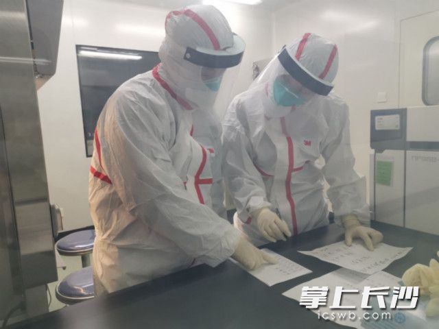 深夜，长沙市疾控中心检验检测组在确认新型冠状病毒肺炎样本的初筛记录