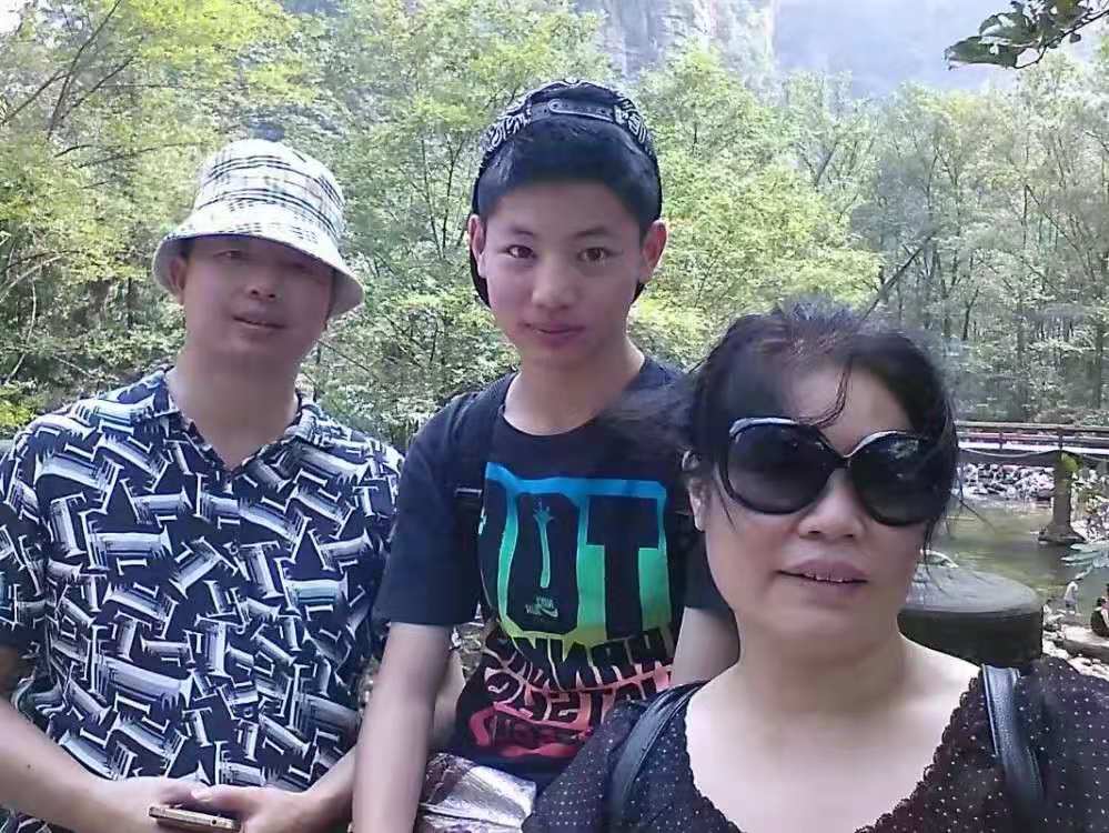 杨晓明的全家福。 杨晓明的全家福。