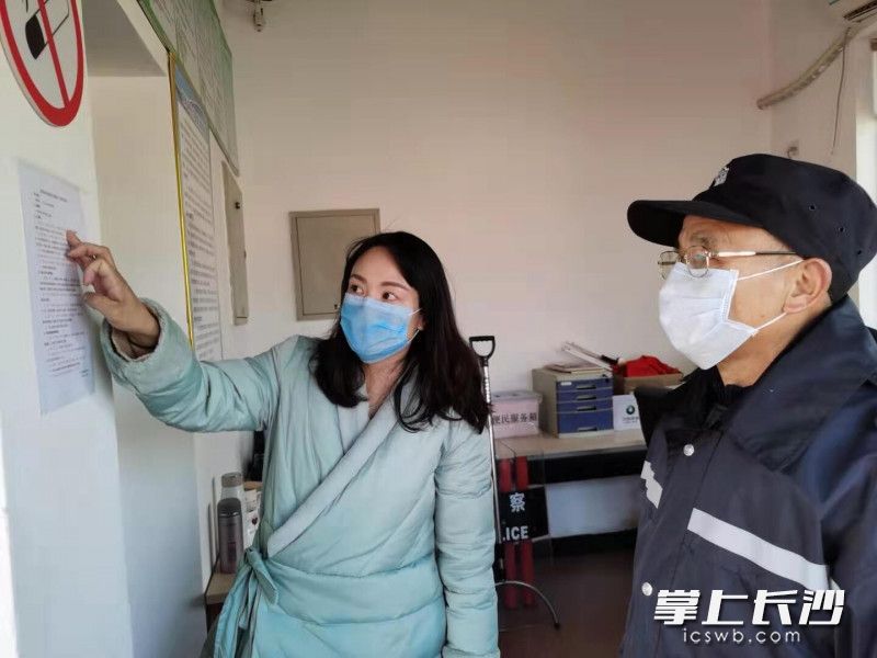 昨日起，天心区教育局督查组开始对新型冠状病毒感染的肺炎疫情防控检查工作进行全覆盖督查。通讯员供图