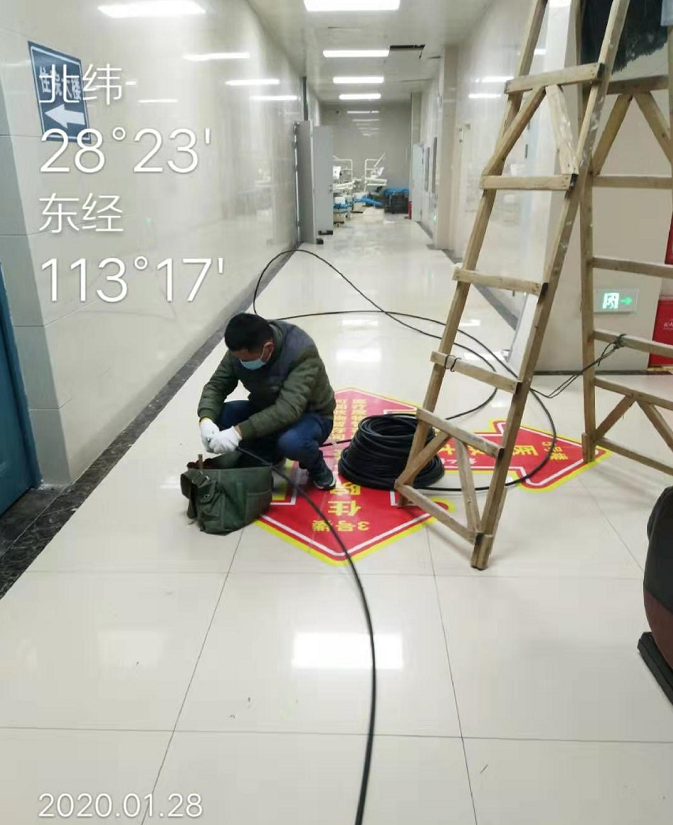 施工人员连夜作业。长沙移动供图