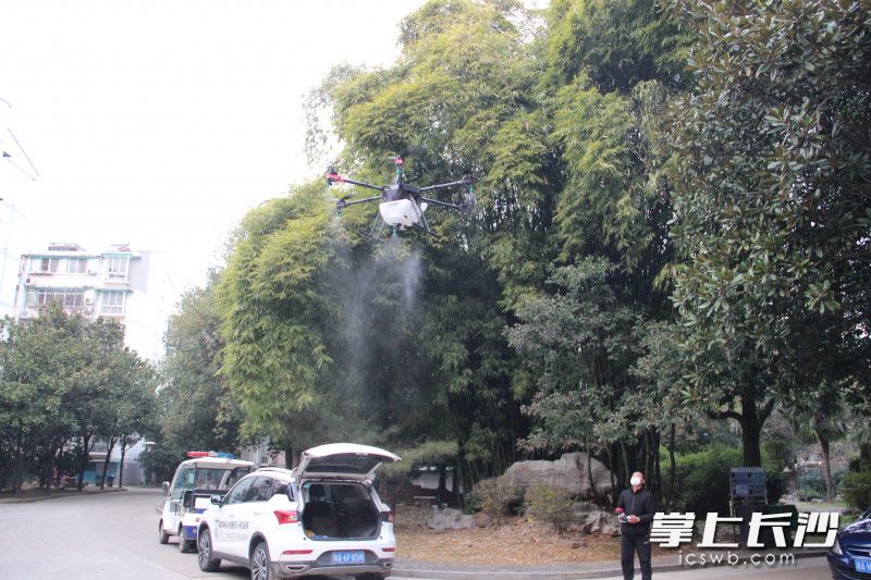 空军退役飞行员夏祖润利用农业植保无人机为湖南农业大学周边各个居民小区做喷洒消毒水作业。 长沙晚报全媒体记者 周游 通讯员 李梦 摄