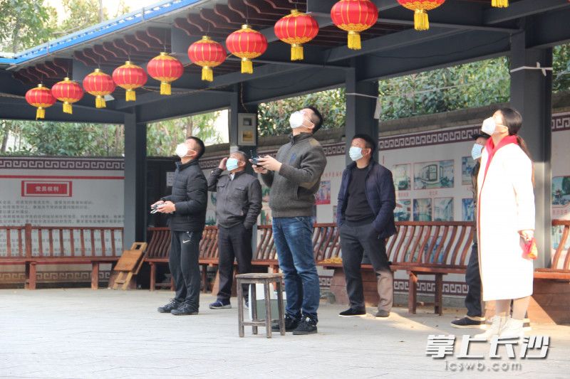 空军退役飞行员夏祖润利用农业植保无人机为湖南农业大学周边各个居民小区做喷洒消毒水作业。 长沙晚报全媒体记者 周游 通讯员 李梦 摄