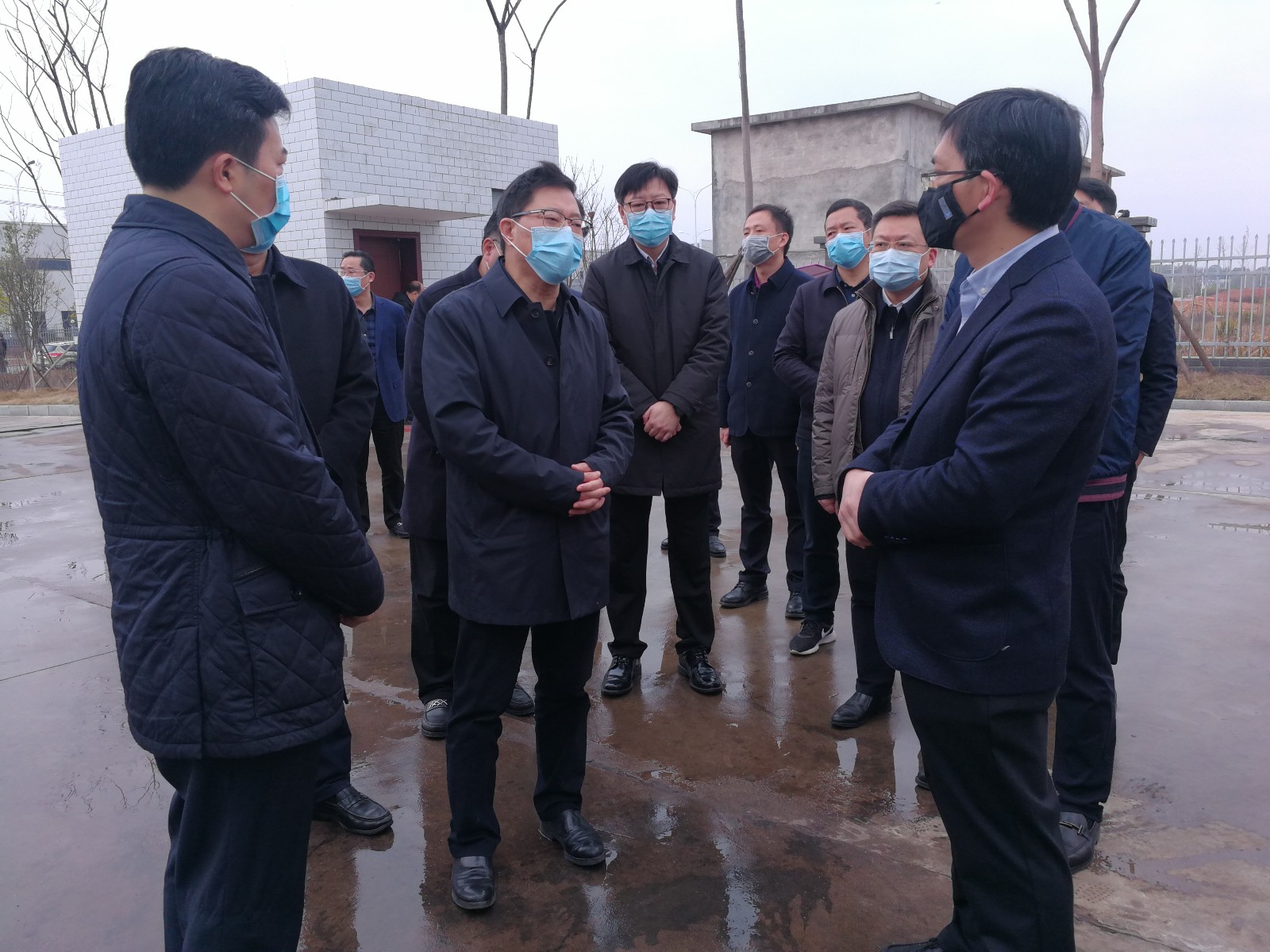 今天，副省长陈文浩到浏阳市调研检查农村疫情防控和生活垃圾处理工作。图为陈文浩（前排中）在永安镇垃圾压缩中转站调研检查。  长沙晚报全媒体记者 黎铁桥摄