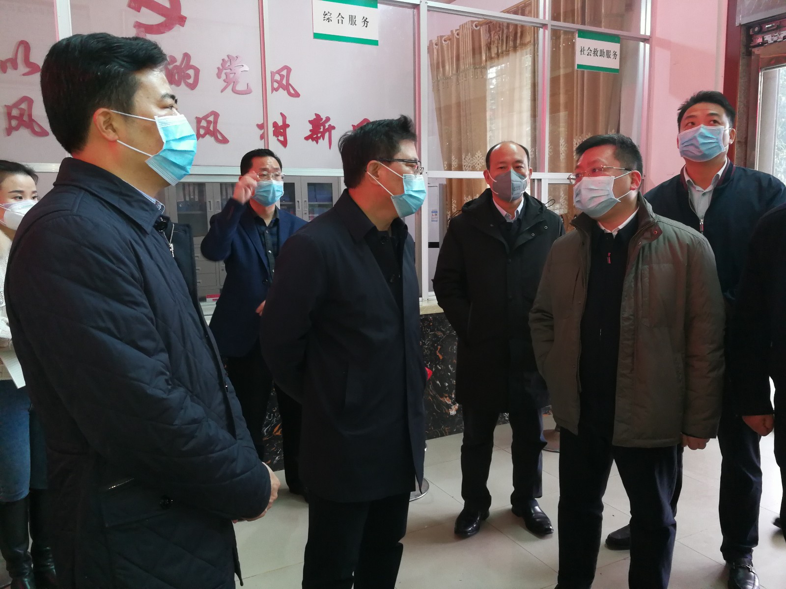 今天，副省长陈文浩到浏阳市调研检查农村疫情防控和生活垃圾处理工作。图为陈文浩（前排中）在永安镇坪头村调研检查。  长沙晚报全媒体记者  黎铁桥摄