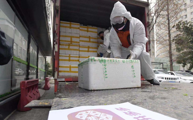 图一:2月2日上午,拼多多提供的首批新鲜蔬果已经配送至武汉第一医院员工餐厅,除白菜、西蓝花等蔬菜外,还将有10500个苹果提供给值守的医护人员(刘斌 摄) 图一:2月2日上午,拼多多提供的首批新鲜蔬果已经配送至武汉第一医院员工餐厅,除白菜、西蓝花等蔬菜外,还将有10500个苹果提供给值守的医护人员(刘斌 摄)