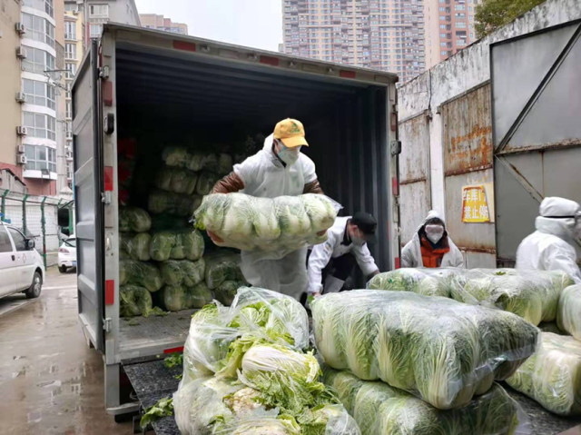 2月2日下午,武汉优抚医院正在将拼多多供应的新鲜蔬菜存入库房。优抚医院是武汉距离华南海鲜市场最近的医院,距海鲜市场仅有50米,共有超过1000名医护人员在此值守。(刘斌 摄) 2月2日下午,武汉优抚医院正在将拼多多供应的新鲜蔬菜存入库房。优抚医院是武汉距离华南海鲜市场最近的医院,距海鲜市场仅有50米,共有超过1000名医护人员在此值守。(刘斌 摄)