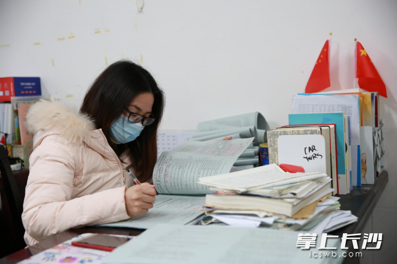 工作中的刘红波老师