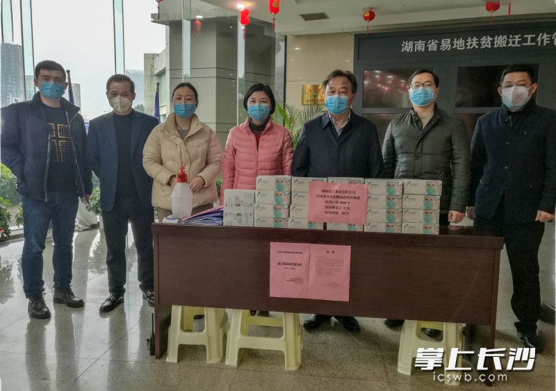 湖南建工集团有限公司为社区送来防疫物资。
