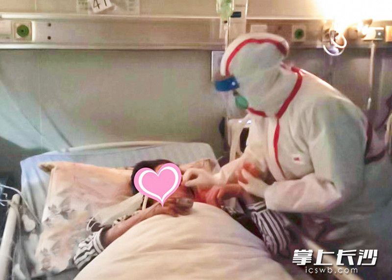 贺阳东在长沙市公共卫生救治中心隔离病区护理新型冠状病毒感染的肺炎患者。 