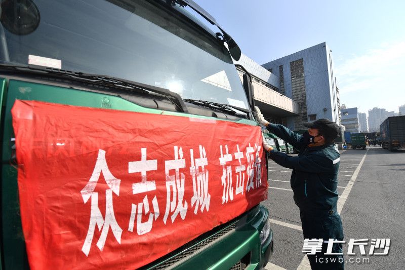 今日上午，中国邮政长沙邮区中心局，邮件运输中心驾驶员蒋永健在检查车况。照片均为长沙晚报全媒体记者 王志伟 摄