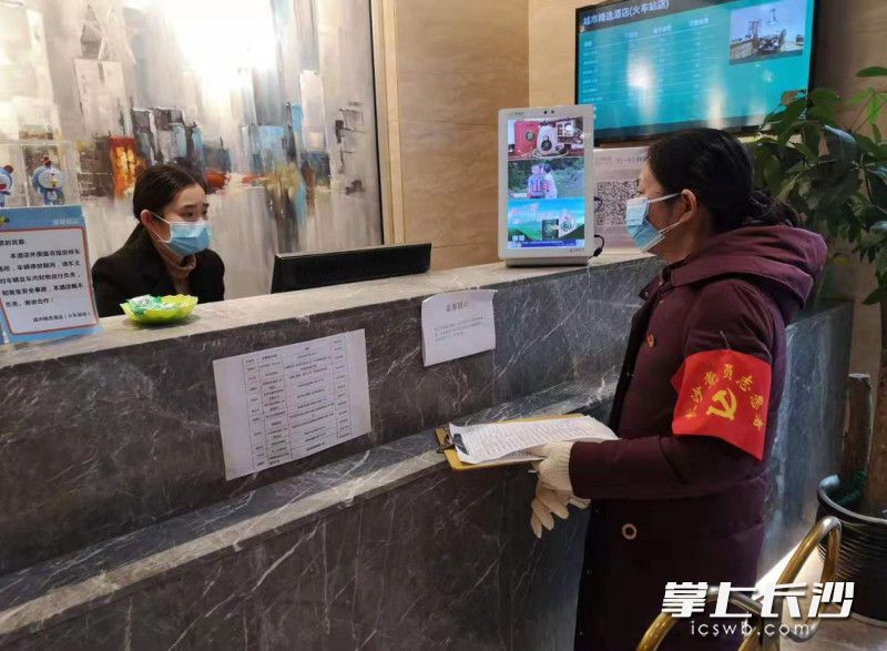张和在辖区酒店排查，并督促酒店做好每日消毒工作。 长沙晚报通讯员 张倩怡 摄