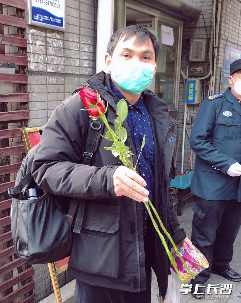 今天一早，家住湘湖管理局南湖社区星典时代小区的居民们收到了一份特别的礼物。 长沙晚报全媒体记者 周游 通讯员 赵娇瑜 摄