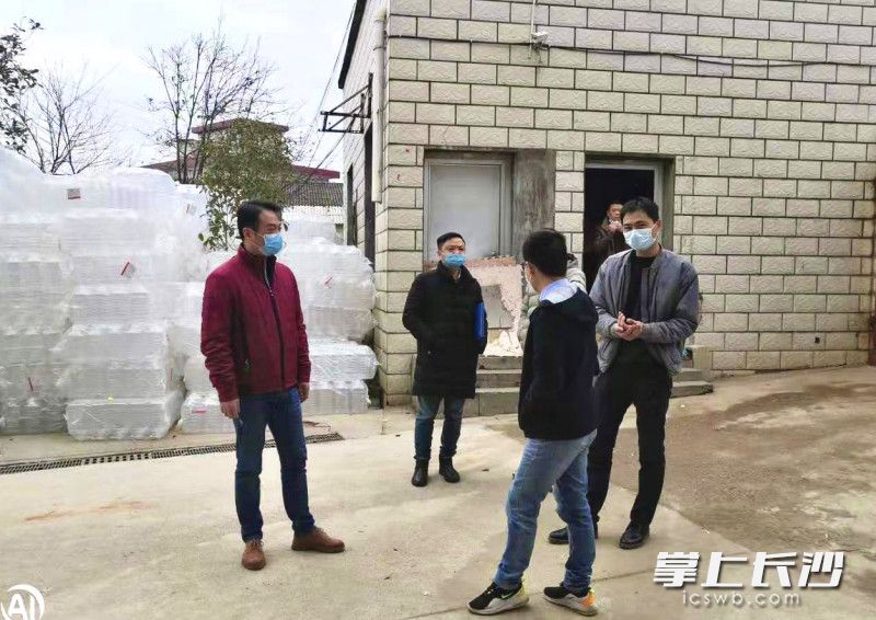 开福应急工作人员在防控物资生产企业长沙洁玉消毒用品厂开展服务保障工作。长沙晚报通讯员 李文 供图