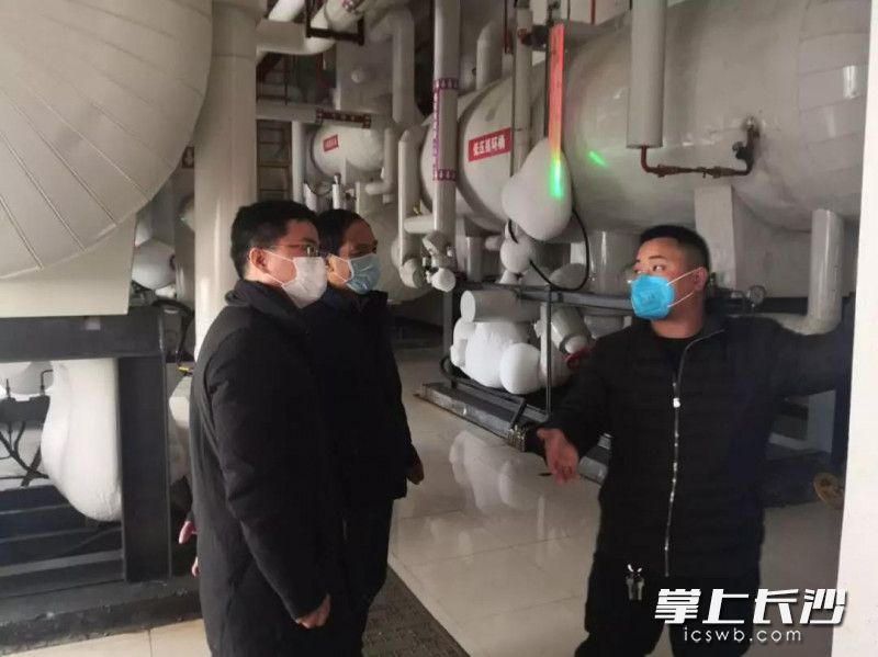 长沙县应急管理局工作人员指导湖南德润农产品开发有限公司复工复产。长沙县应急供图