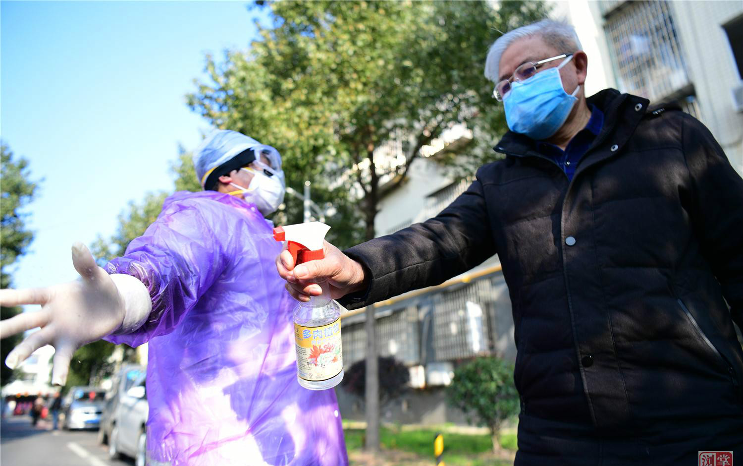 张运祥给村医妻子当司机，每天监测60多人，就给她消毒60次。长沙晚报通讯员 张迪 摄