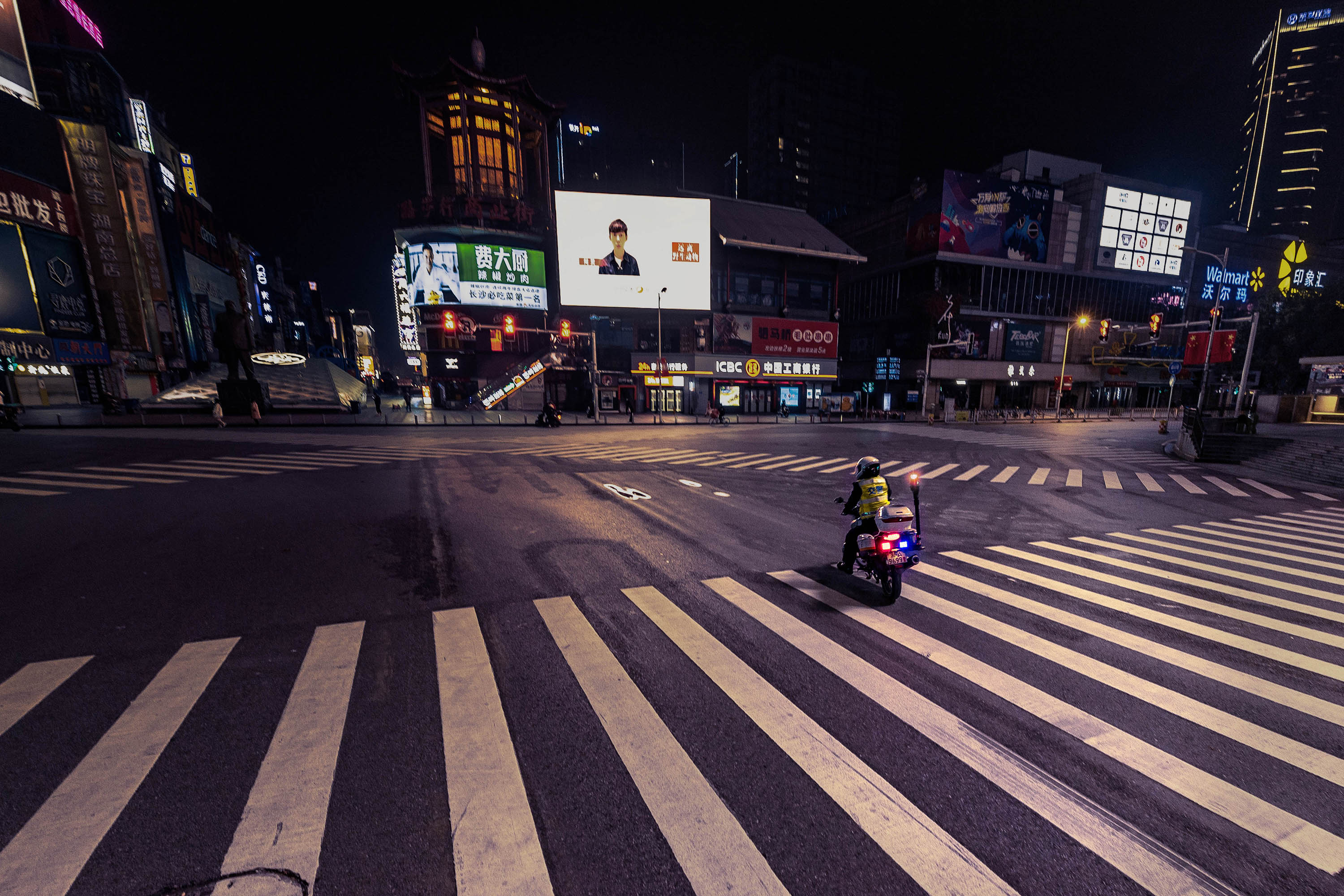 2020年2月8日20：00，黄兴路商业步行街口